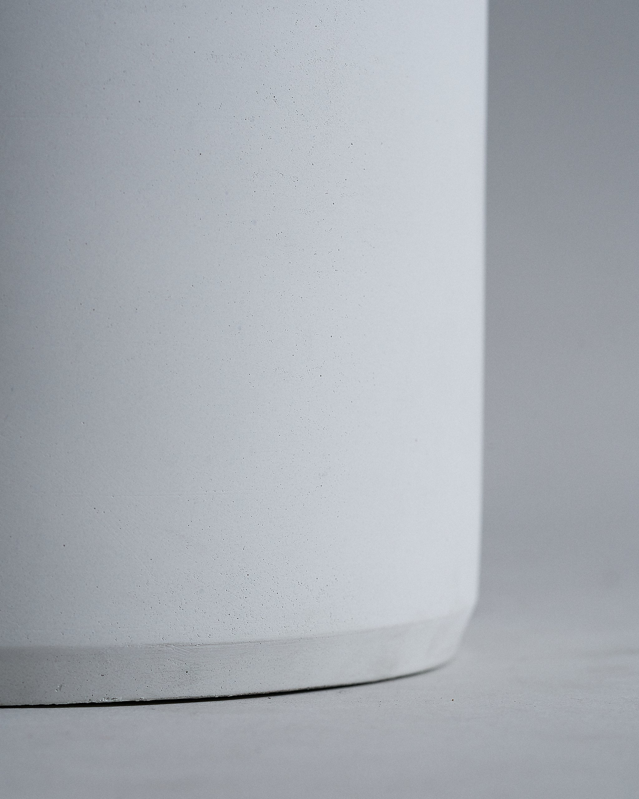 ChalkWhiteCircleCementPlanterPot_Closeup01_28