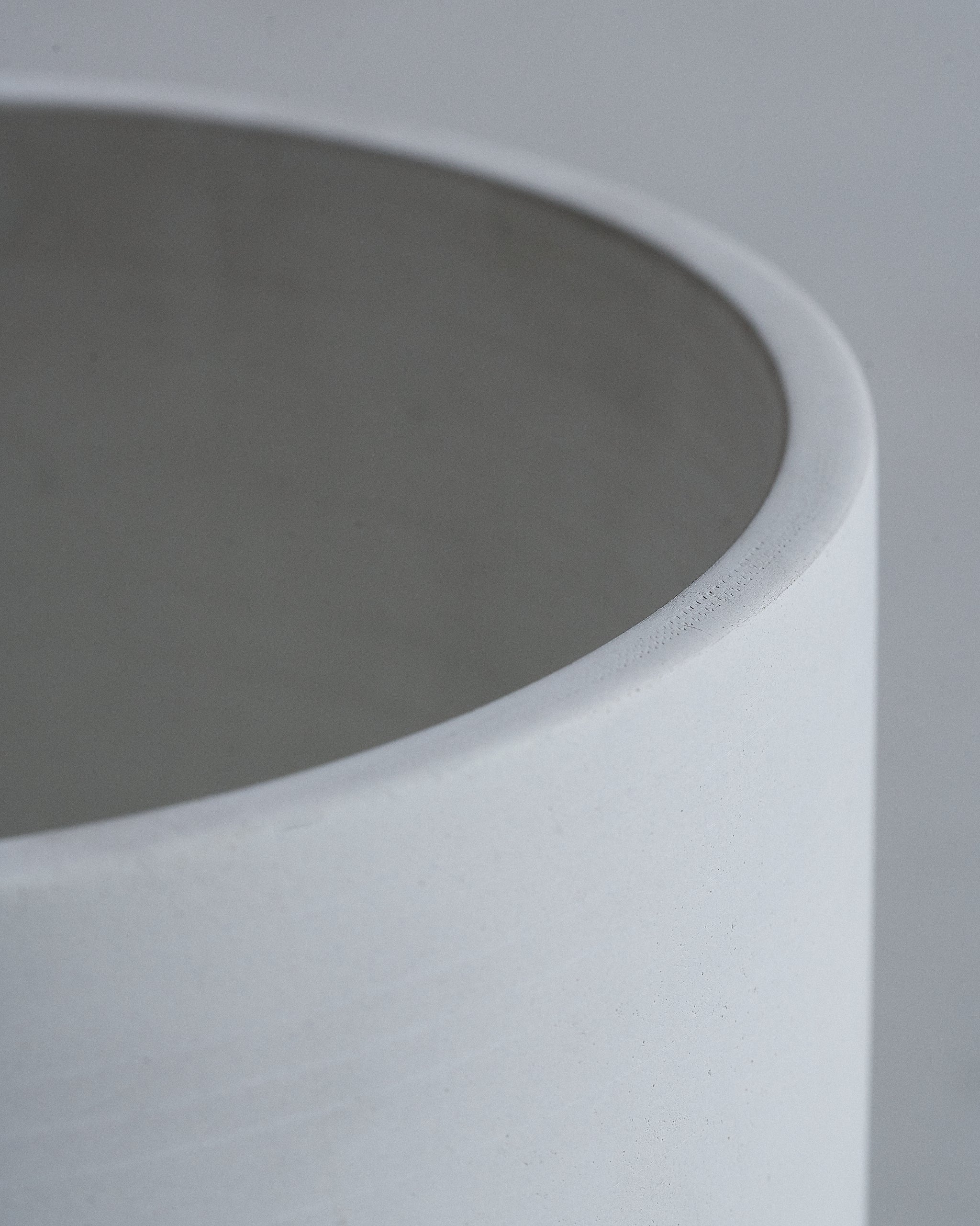 ChalkWhiteCircleCementPlanterPot_Closeup02_06