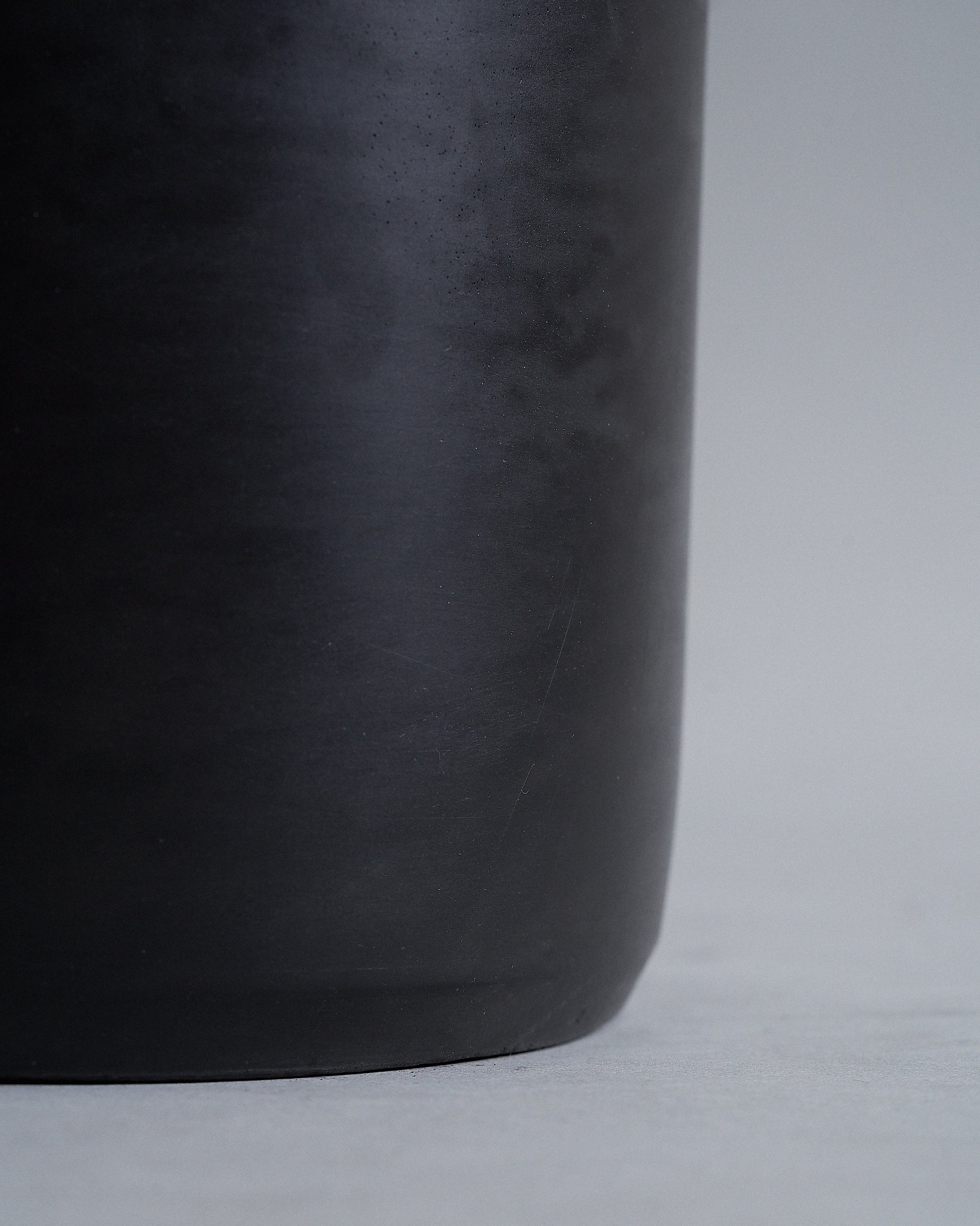 CharcoalBlackCircleCementPlanterPot_Closeup01_27
