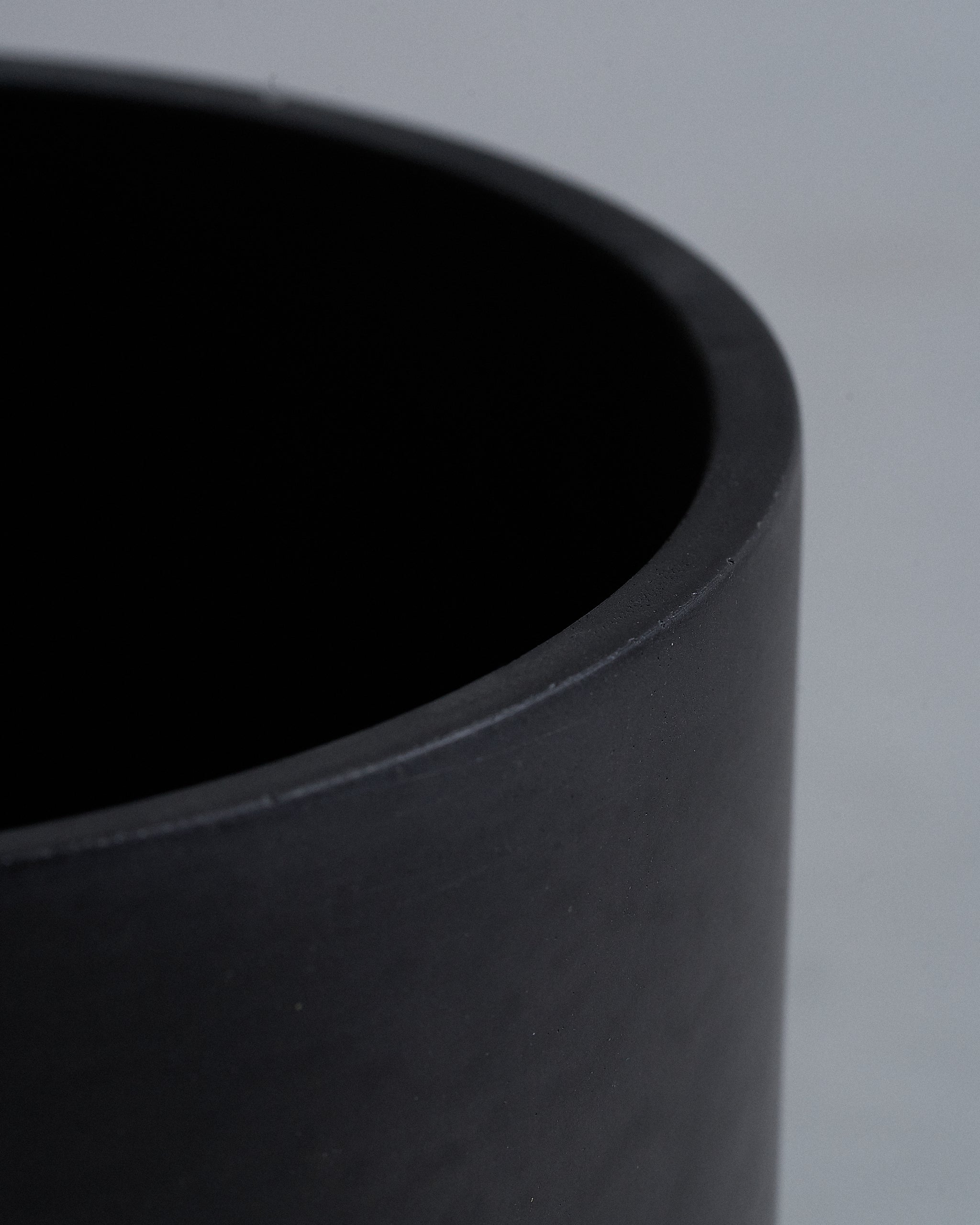 CharcoalBlackCircleCementPlanterPot_Closeup02_05