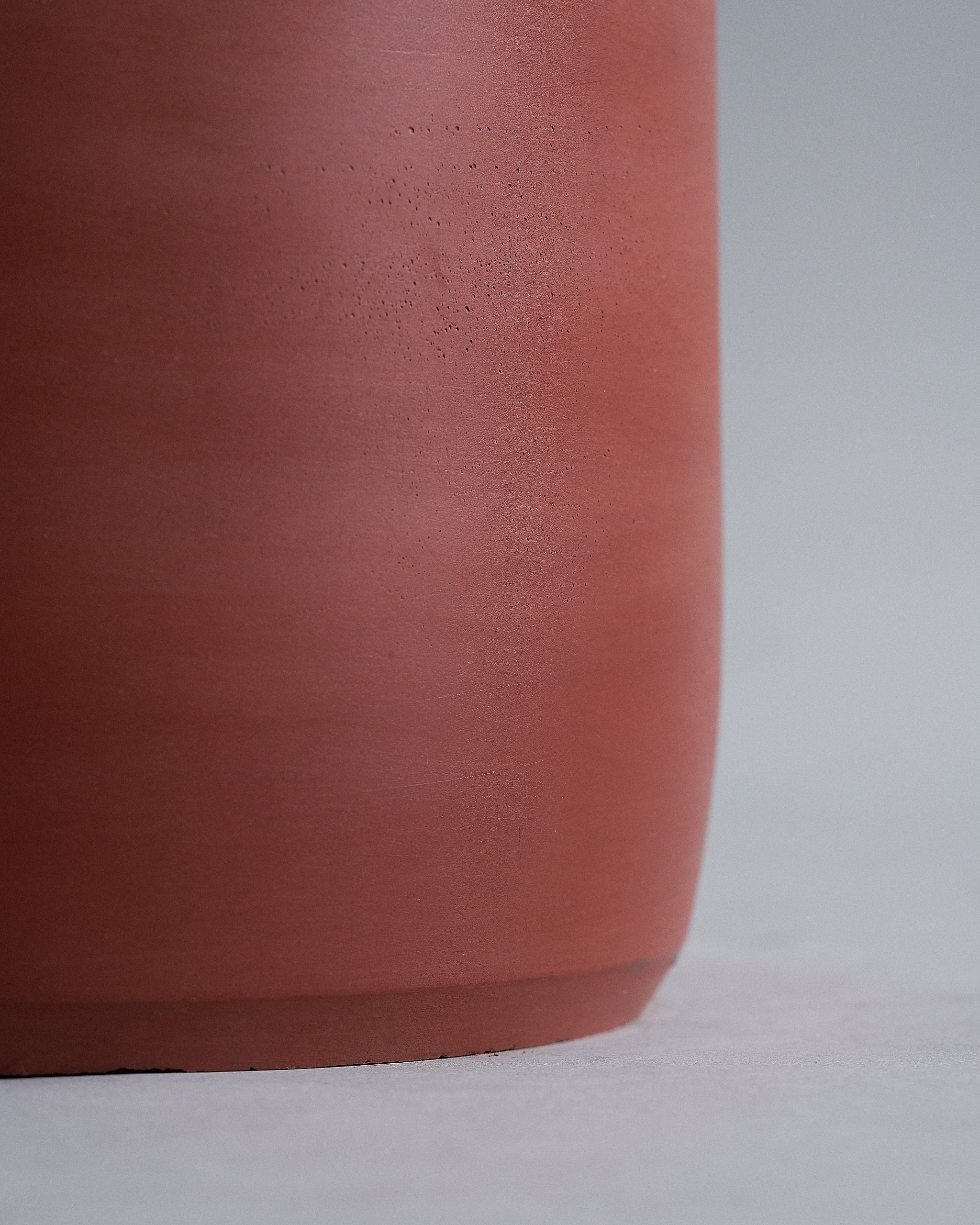 CorvanRedCircleCementPlanterPot_Closeup01_22