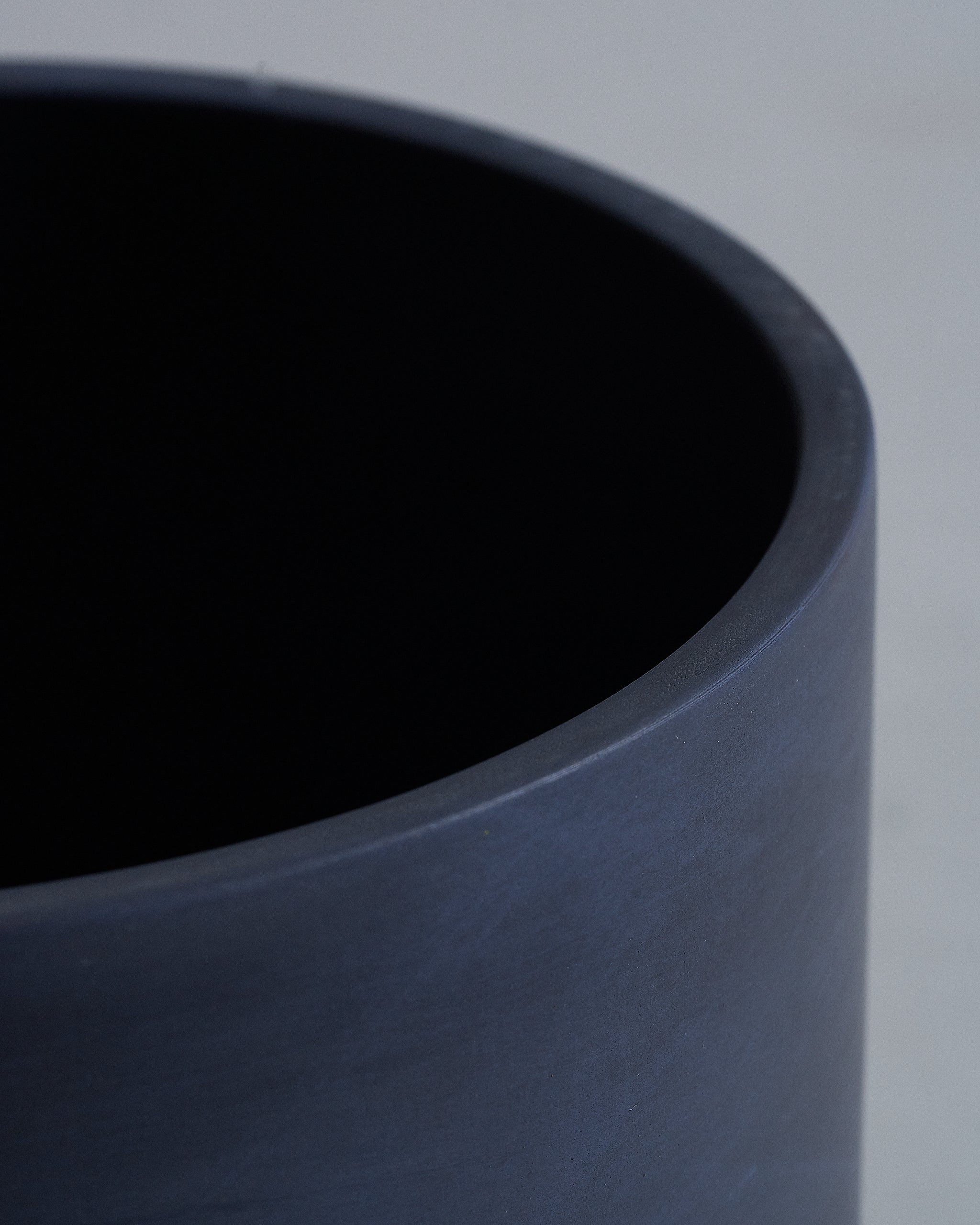 TeiaBlueCircleCementPlanterPot_Closeup02_07